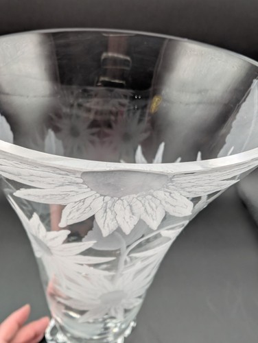 "Florero vintage de vidrio transparente Tiffin con patrón floral grabado de 11"" de alto, pies aplicados" - Imagen 5 de 9