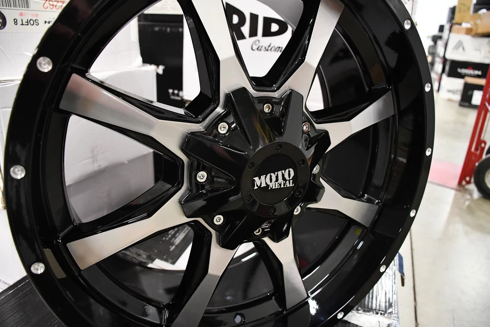 Комплект из 4 металлических глянцевых черных обработанных лицевых колес Moto MO970 17x9 5x5,5 17 дюймов -12 мм - Изображение 4 из 4