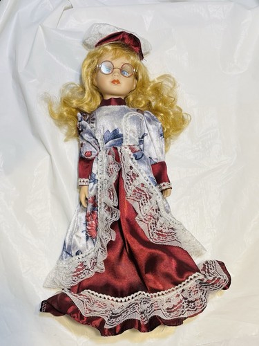 Ashley Belle Porcelain Keepsakes Hand Painted/Sewn Bisque Porcelain Doll & Stand - Afbeelding 2 van 8