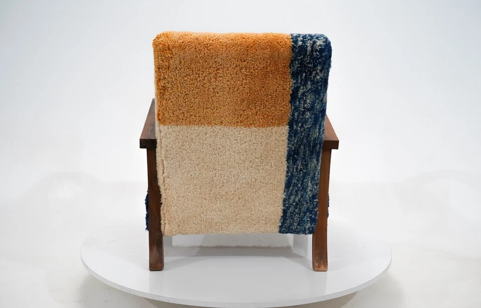 ¿Sillón marroquí artesanal? Silla de madera vintage con tapicería de alfombra de lana Foto 4 de 4