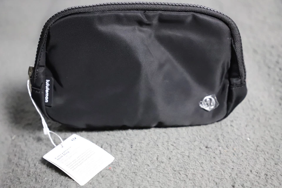 Nuevo con etiquetas Bolso Cinturón Lululemon Everywhere 1L Negro/Blanco Marca Bandolera Paquete Cintura Foto 3 de 4