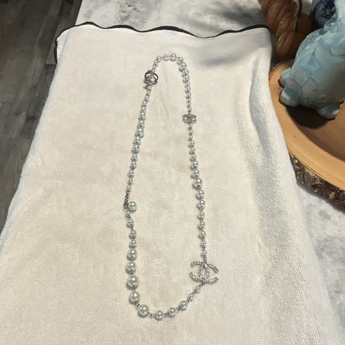 White Round Simulated Pearl Beaded Necklace Silver Plated Charm Toggle Clasp