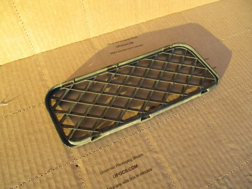 2004 VOLKSWAGEN TOUAREG 3.2 FRONT LEFT LOWER BUMPER GRILLE 7L6853676 - Picture 2 of 6