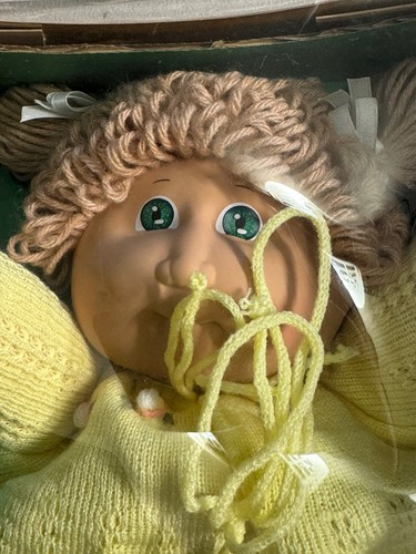 1983 Cabbage Patch Kids Girl Blonde Hair Green Eyes Dimples MIB - Picture 2 of 7