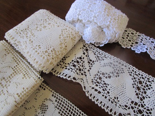 FOUR LENGTHS OF VINTAGE LACE EDGEING - Picture 7 of 9