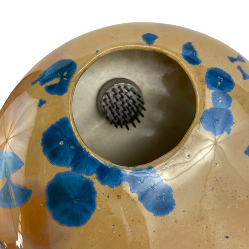 "Jarrón beige de cerámica artística Ikebana con cristal azul + artista rana firmado 5" - Imagen 5 de 10