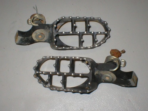 Honda 2000 CR250 Good! Foot Pegs Pins CR 250 Springs (mayb 2001 CR125 125 CR125R - Picture 1 of 19