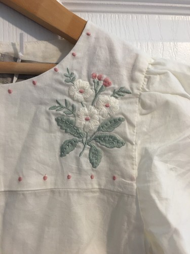 BNWT John Lewis/Heirloom Collection, Girls White Embroidered Top, Age 8 - Picture 3 of 11