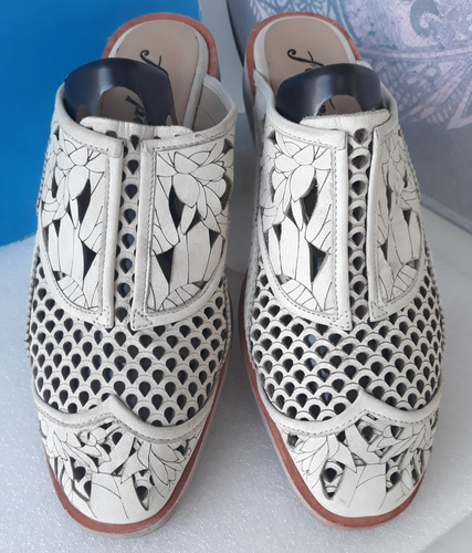 Free People ~ Light-Gray Leather Cutout Mules Sandals Shoes Wo's Size 38/US 7.5? - Picture 3 of 20