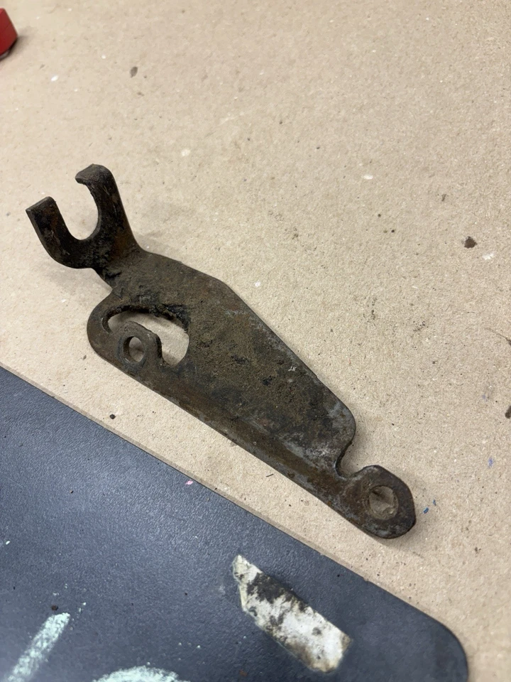 SOPORTE DE MONTAJE DE CABLE DE ACOPLAMIENTO DE PALANCA DE CAMBIOS TRANSMISIÓN AUTOMÁTICA CHEVROLET GM OE Foto 2 de 4