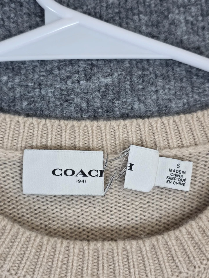Suéter Coach 1941 para mujer pequeño beige cachemir gráfico de coche cuello redondo tejido 58222 Foto 3 de 4