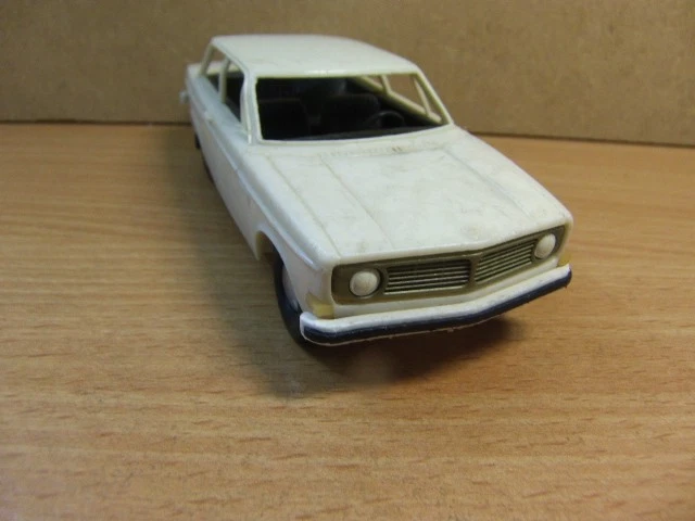 Volvo 142 modelo de plástico 51/2” hecho en Finlandia, años 70 Foto 2 de 4