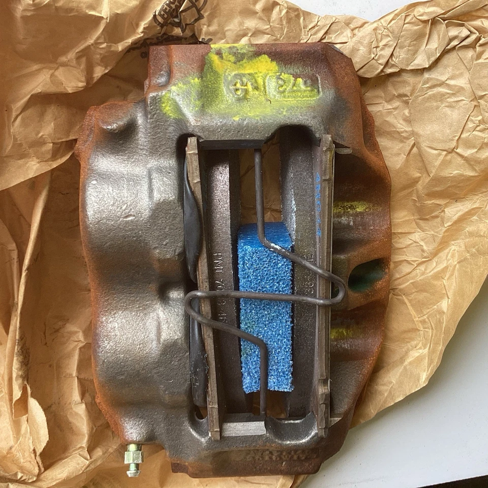 NUEVO 1990-1997 Ford F250 F350 Conjunto de pinza de freno delantera F1TZ-2B121-A OEM NOS Foto 3 de 4