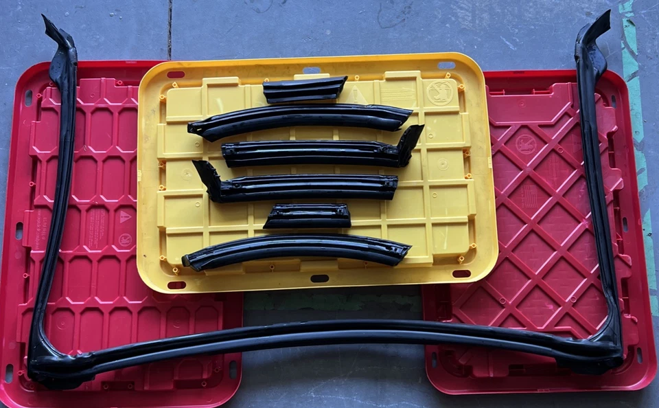 Полный комплект откидной верхней уплотнительной полоски для Mitsubishi Eclipse Spyder 2001-2005 годов выпуска от оригинального производителя - Изображение 4 из 4