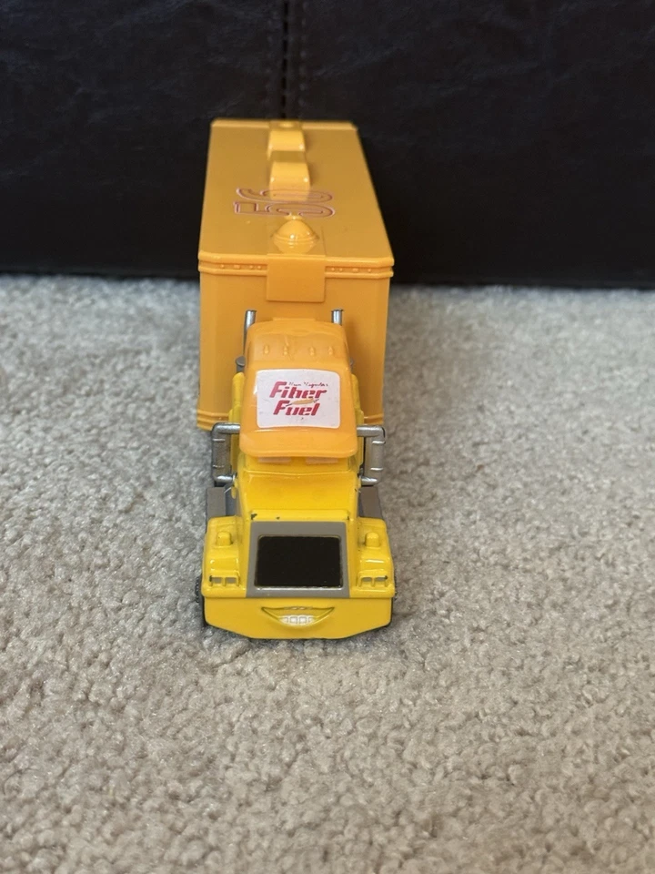 Camión de combustible de fibra fundida a presión Disney Pixar Cars Foto 3 de 4