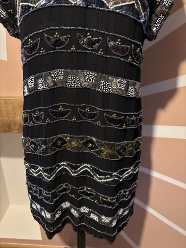 Mini vestido recto French Connection negro/dorado/blanco lentejuelas con cuentas pesadas Reino Unido 10 - Imagen 3 de 8