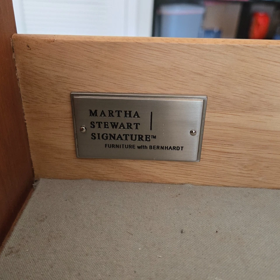 Armario Buffet Martha Stewart con 4 Puertas, Estantes Ajustables, Madera Maciza, Foto 3 de 4