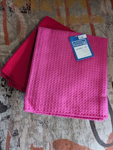 Target Casual Home Sleddin' Hill Kitchen Towels 2005 Vintage Red Pink - Picture 1 of 4