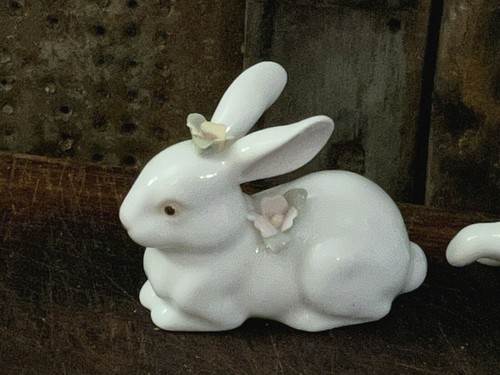 Set of 2 Porcelain Albino White Easter Bunny Rabbit Figurines w flowers NICE! - Imagen 2 de 8