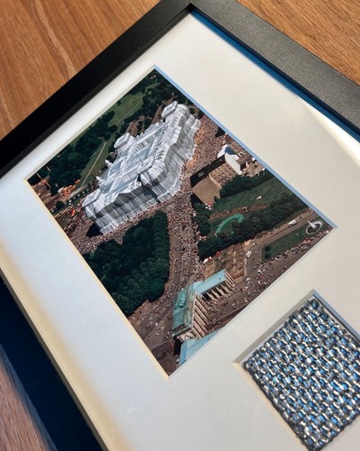 Christo - „The Wrapped Reichstag“ Offsetdruck mit original Stofffetzen - Bild 7 von 9