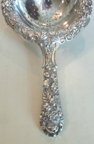 BEAUTIFUL VINTAGE S. KIRK & SON "REPOUSSE" STERLING SILVER TEA STRAINER - Picture 2 of 8