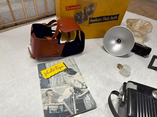 VINTAGE KODAK BROWNIE HAWKEYE FLASH OUTFIT CAMERA WITH BOX AS IS UNTESTED - Picture 7 of 10