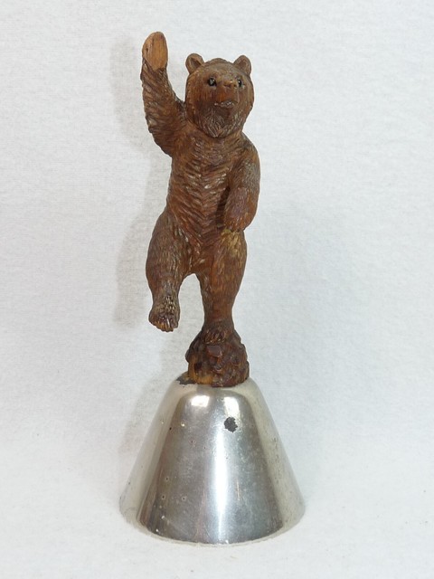 alte Bronze Glocke mit Bär Holz geschnitzt Glasaugen 1930er Jahre Brienz alte Bronze Glocke mit Bär Holz geschnitzt Glasaugen 1930er Jahre Brienz