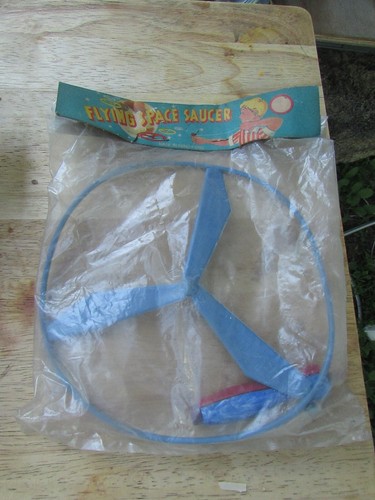 VINTAGE MIDCENTURY 17 SPIELZEUG NEUWERTIG IN PAKETEN SPIELE PUPPEN WELTRAUM SPIELZEUG PFEIFEN FLUGZEUGE - Bild 13 von 18