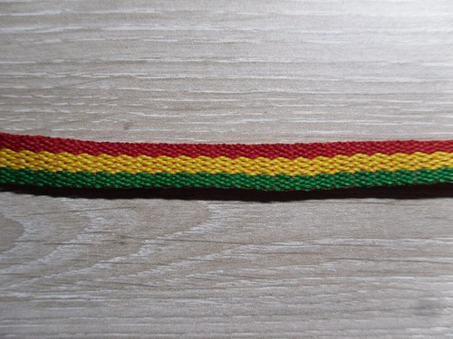 PAIRE DE LACETS VERT JAUNE ROUGE - RASTA REGGAE longueur 120 cm LACET - Picture 3 of 4