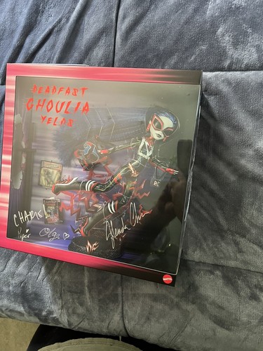 SIGNIERT von Designern SDCC 2024 Mattel Monster High Deadfast Ghulia Yelps Puppe LE - Bild 6 von 12