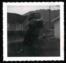 FOTO ANTIGUA/DE COLECCIÓN PAREJA OSCURA ROMÁNTICA ABRAZANDO MUJER BESANDO HOMBRE - N451