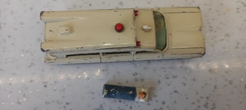 Dinky 263 Cadillac Superior Criterion Ambulance & Patient . Unboxed - Picture 7 of 8