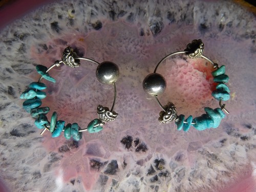 Bellissimi orecchini a cerchio vintage Southwestern tono argento turchese chip 5,00 g - Foto 2 di 7