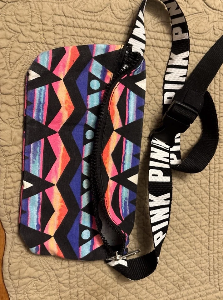 Riñonera rosa Victoria's Secret negra con logotipo geométrico Foto 2 de 4