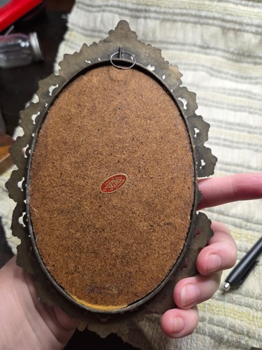 Vintage ovaler Metallrahmen mit Seide bemalt auf Schmetterling und Blumen - Bild 2 von 3