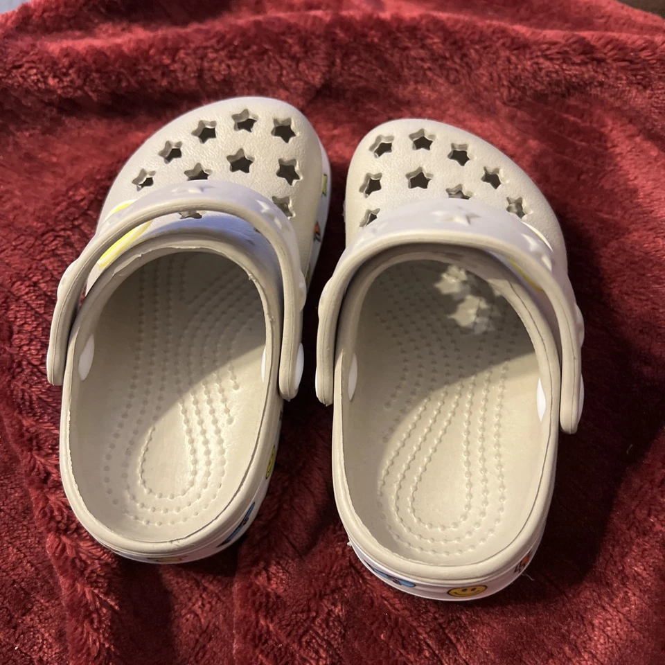 Zuecos talla 4 niño nuevo gris con cara sonriente Foto 3 de 4