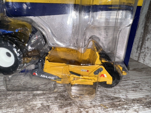 New Holland T9.700 Tractor with Ashland 2811E Scraper 1/64 Scale Die-cast - Picture 6 of 10