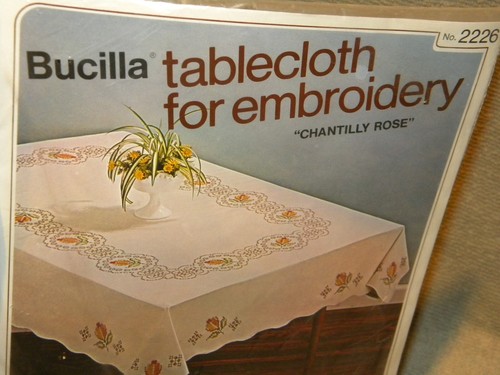 VINTAGE 1975 Bucilla TISCHDECKE STICKSET #2226 VERSIEGELT MUSCHELKANTE UNGEÖFFNET - Bild 7 von 7
