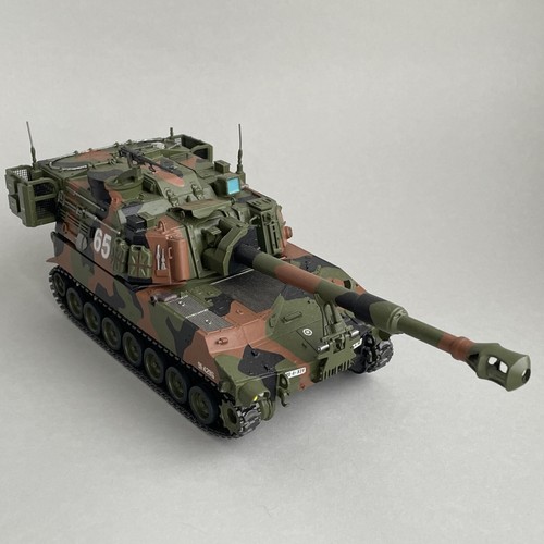 Built 1/35 Scale Howitzer Paladin AFV Club, American Self-propelled artillery
