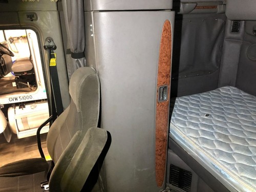 Peterbilt 587 Right/Passenger Sleeper Cabinet - Used