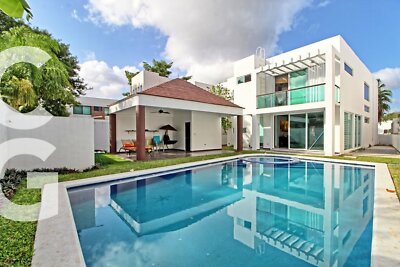 Casa en Venta en Cancun en Residencial Lagos del Sol con Alberca y Jardin