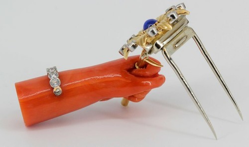 CARTIER Lapis, Diamond, Coral Platinum and 18K Gold Hand Holding Flower Brooch - Picture 5 of 9