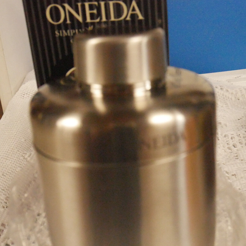 NIB STAINLESS STEEL ONEIDA COCKTAIL 20 OZ. SPHERE SHAKER FROM KOHL'S NEVER USED - Picture 3 of 8
