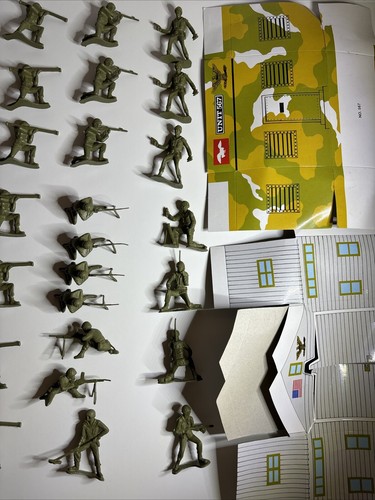 Tim Mee Plastic U.S. Army Men 44 Soldiers PLUS 2 Thin Cardboard Buildings 1/32 - Picture 3 of 5
