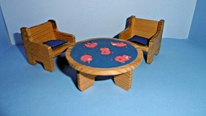 Miniatur Tisch mit 2 Stülchen aus Holz Miniatur Tisch mit 2 Stülchen aus Holz