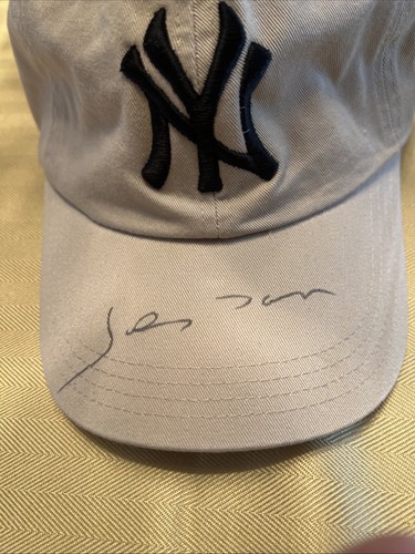 NY Yankees Johnny Damon Signed Baseball Cap with CLEAR Display Case - Picture 2 of 3