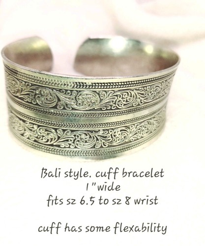 Verziertes silberfarbenes Armreif Armband. 1 Zoll breit passt Größe 6-8.  Manschette ist etwas flexibel - Bild 1 von 4