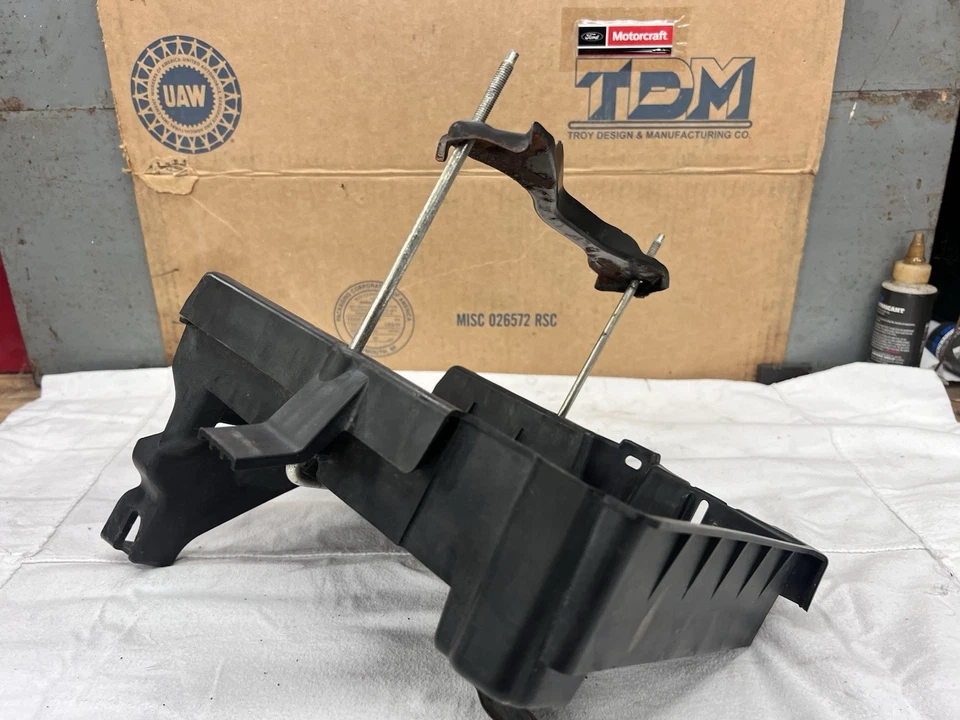 Bandeja de batería Ford Explorer 2011-2019 con soporte OEM usada Foto 2 de 4