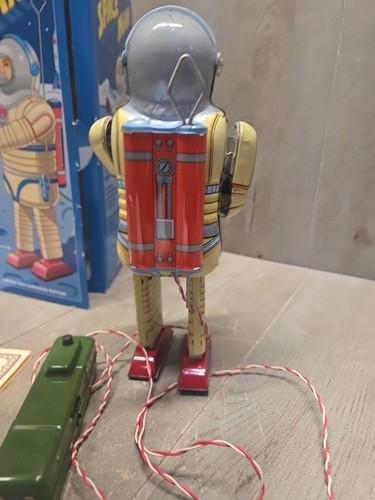 2000 Schylling Remote Control Space Man Limited Edition Beschreibung lesen! - Bild 5 von 9