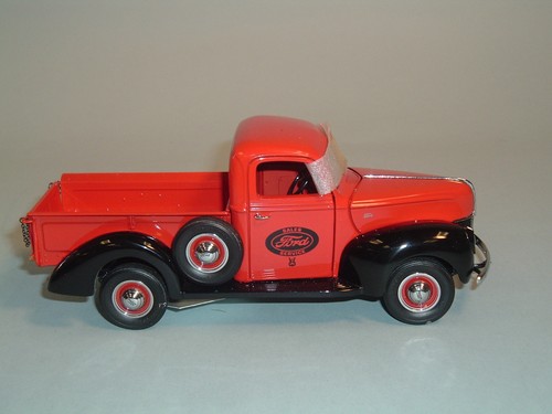 1940 FORD PICKUP TRUCK RED FRANKLIN MINT 1:24 & DISPLAY CASE - Picture 2 of 7